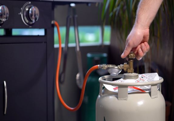 Gasflasche an den Grill anschließen - grillstir.com