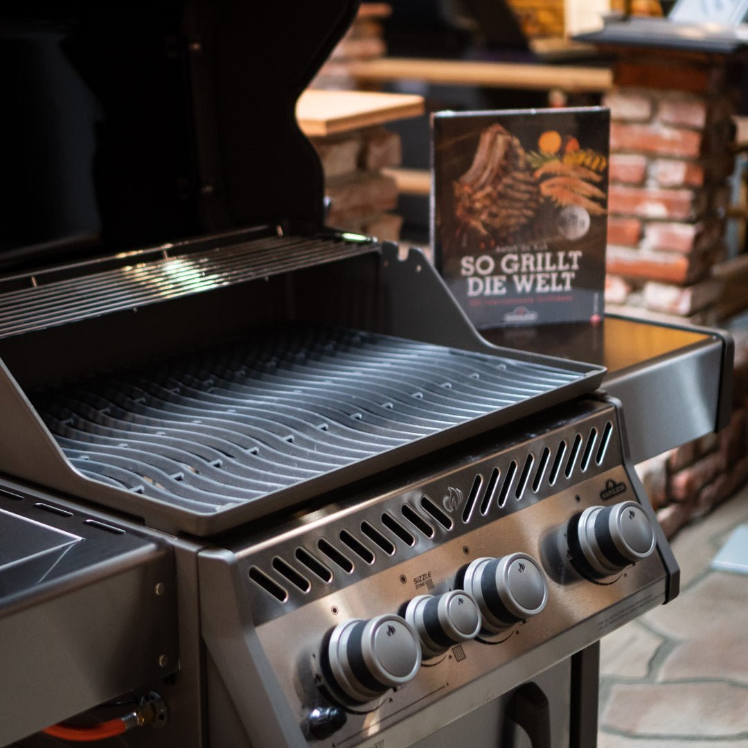 Napoleon Rogue XT 425 in der limitierten Schwarz Metallic Edition - grillstir.com