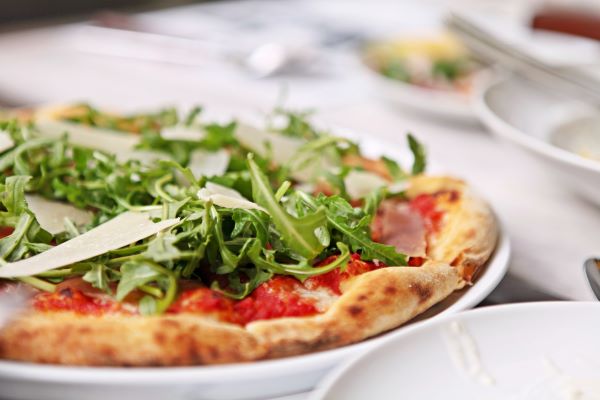 Pizza mit Rucola und Parmaschinken Rezept - grillstir.com