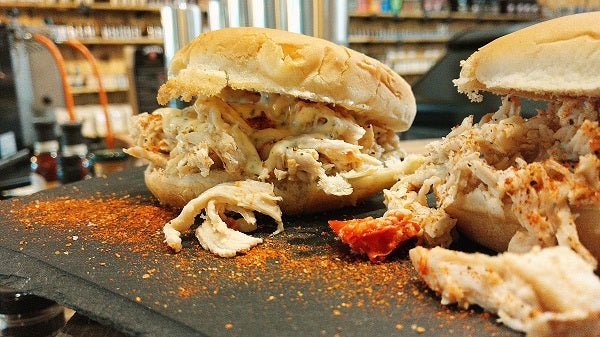 REZEPT: Pulled Chicken Burger aus dem Dutch Oven - grillstir.com
