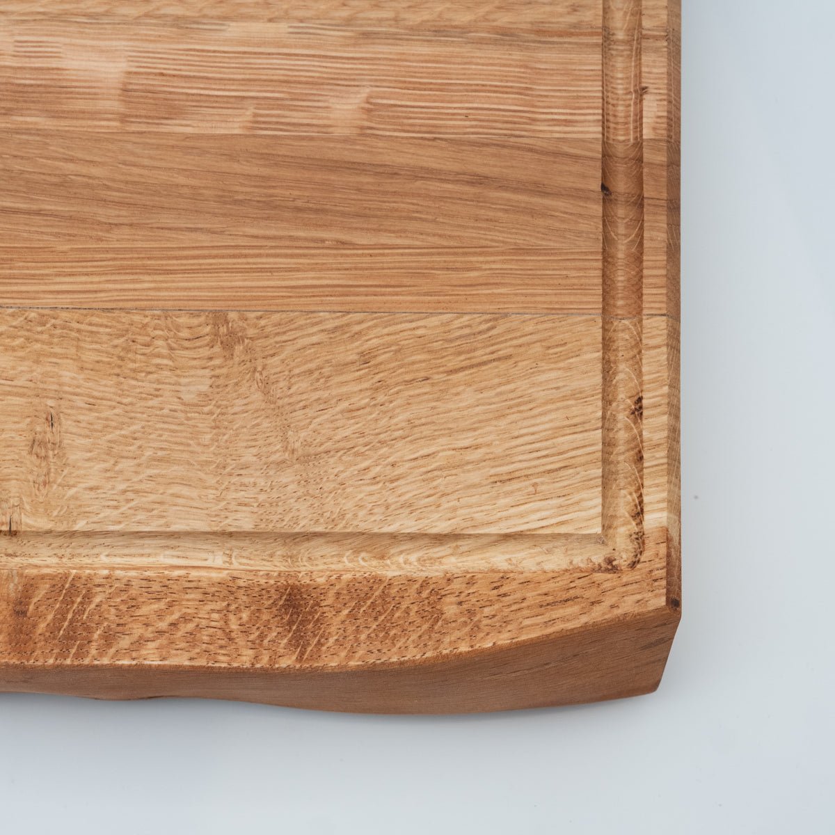 BABOSSA | Eichen Schneidebrett L | Naturkante | Saftrille | 44,5x35x4,5 cm - grillstir.comBABOSSA | Eichen Schneidebrett L | Naturkante | Saftrille | 44,5x35x4,5 cmHolzbrettBABOSSAgrillstir.com
