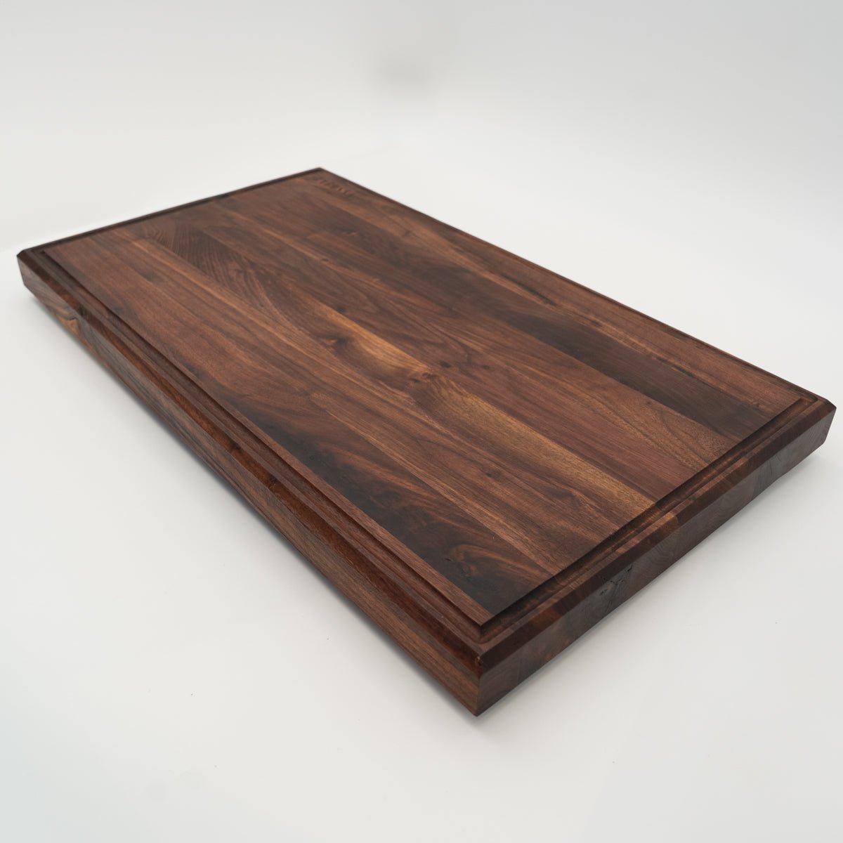 BABOSSA | Nussbaum Schneidebrett XL | Naturkante | Saftrille | 70x40x6 cm - grillstir.comBABOSSA | Nussbaum Schneidebrett XL | Naturkante | Saftrille | 70x40x6 cmHolzbrettBABOSSAgrillstir.com