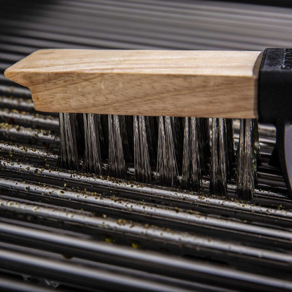 Broil King Grillbürste, Holzgriff, Extra Lange Borsten - grillstir.comBroil King Grillbürste, Holzgriff, Extra Lange BorstenBroil Kinggrillstir.com652290060162652295