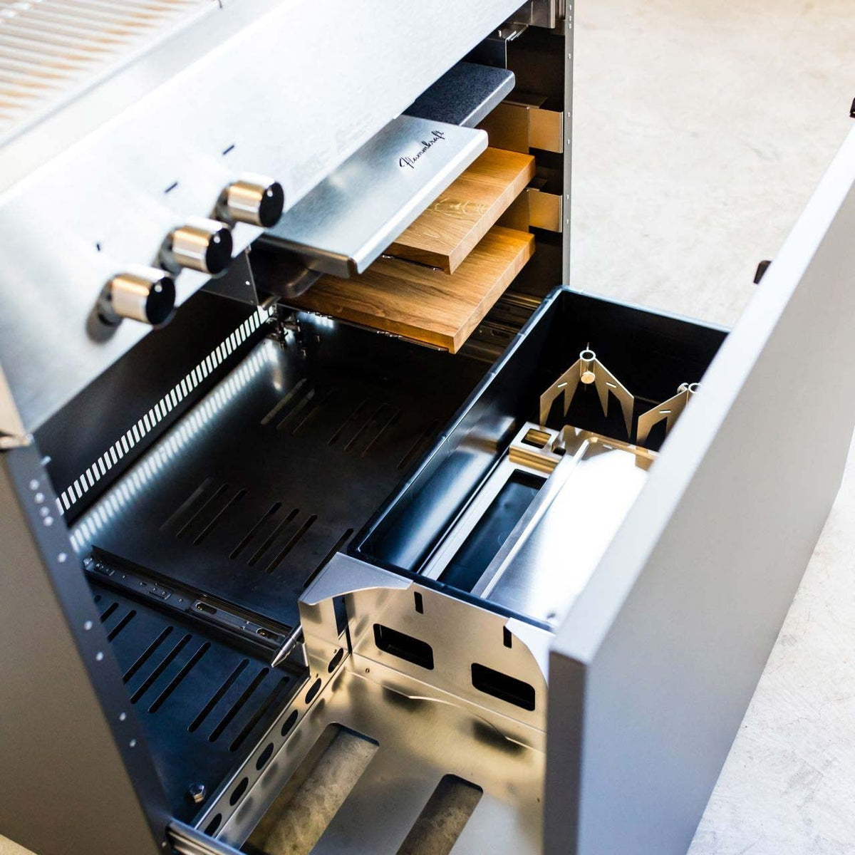 Flammkraft Gasgrill Block D Gen.5 Elfenbeinschwarz - grillstir.comFlammkraft Gasgrill Block D Gen.5 ElfenbeinschwarzFlammkraftgrillstir.comD07E50EU0039067432752