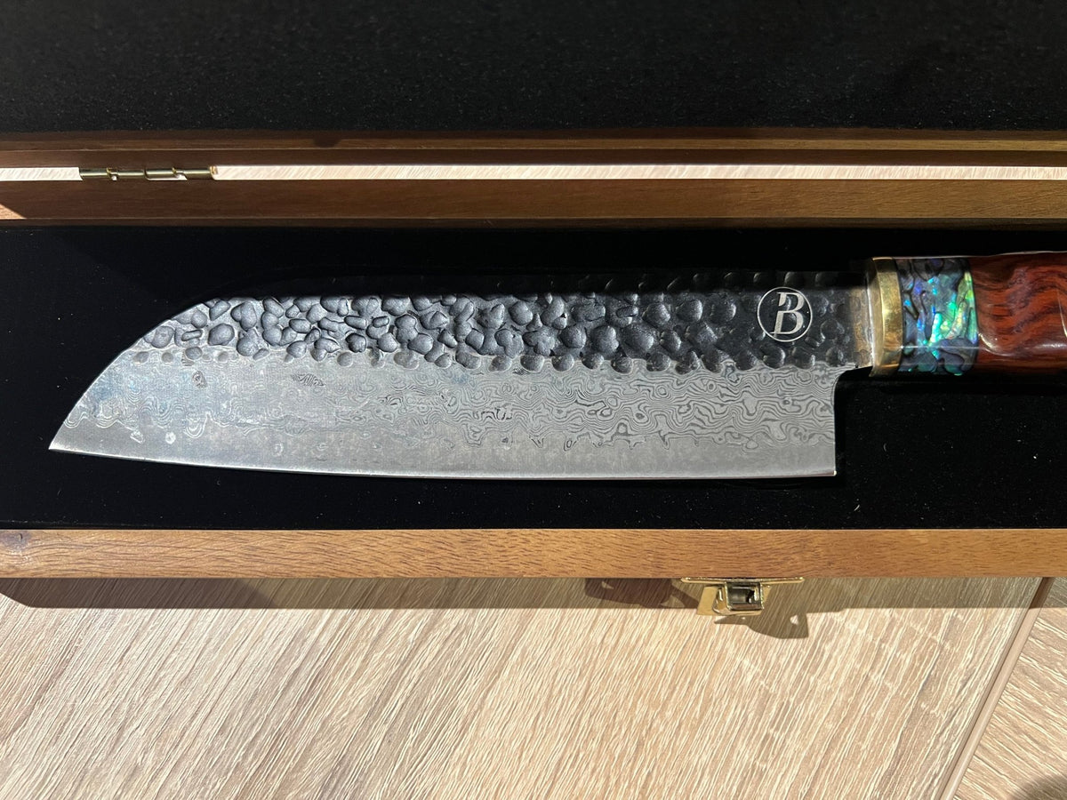 Heritage Santoku mit Griff aus Wüsteneisenholz - grillstir.comHeritage Santoku mit Griff aus WüsteneisenholzMesserBABOSSAgrillstir.com