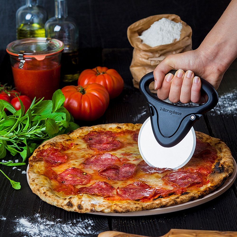 Microplane Pizzaschneider - grillstir.comMicroplane PizzaschneiderMicroplanegrillstir.com53220