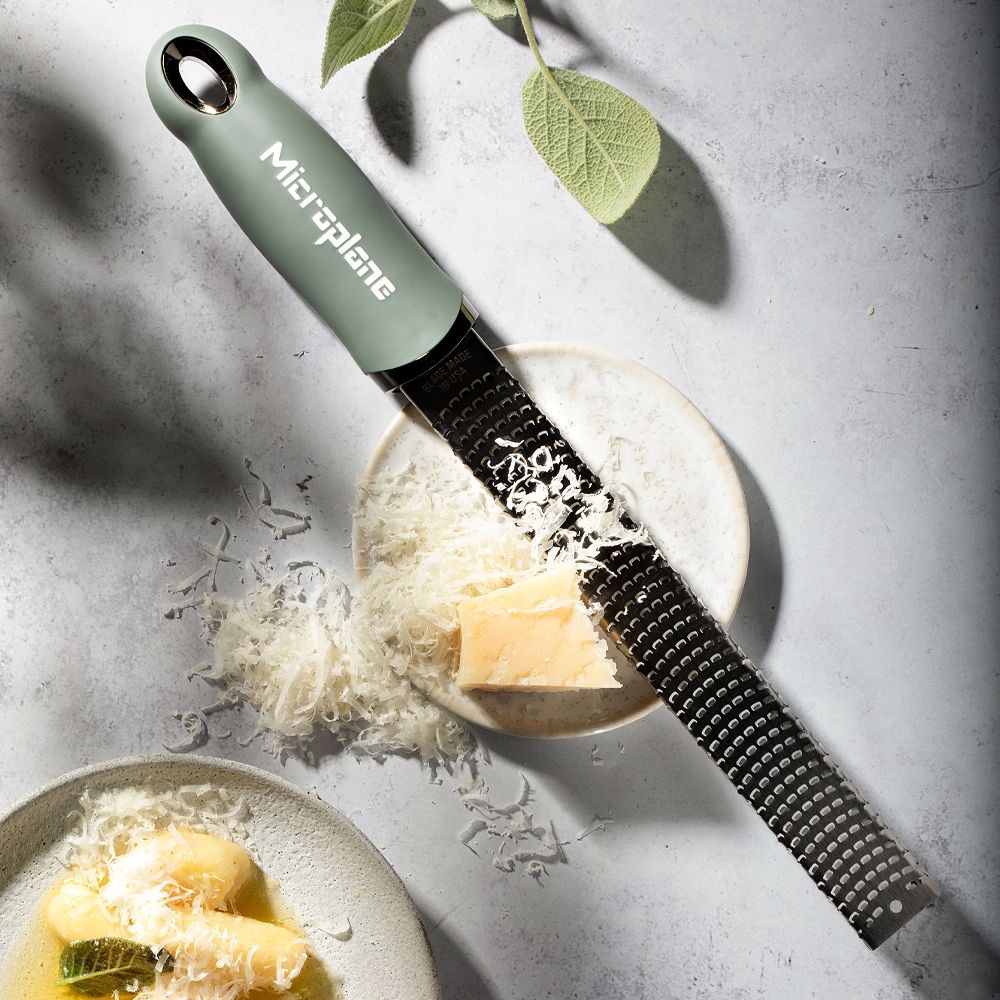 Microplane Premium Zester - Reibe, Eukalyptus Grün - grillstir.comMicroplane Premium Zester - Reibe, Eukalyptus GrünMicroplanegrillstir.com46727