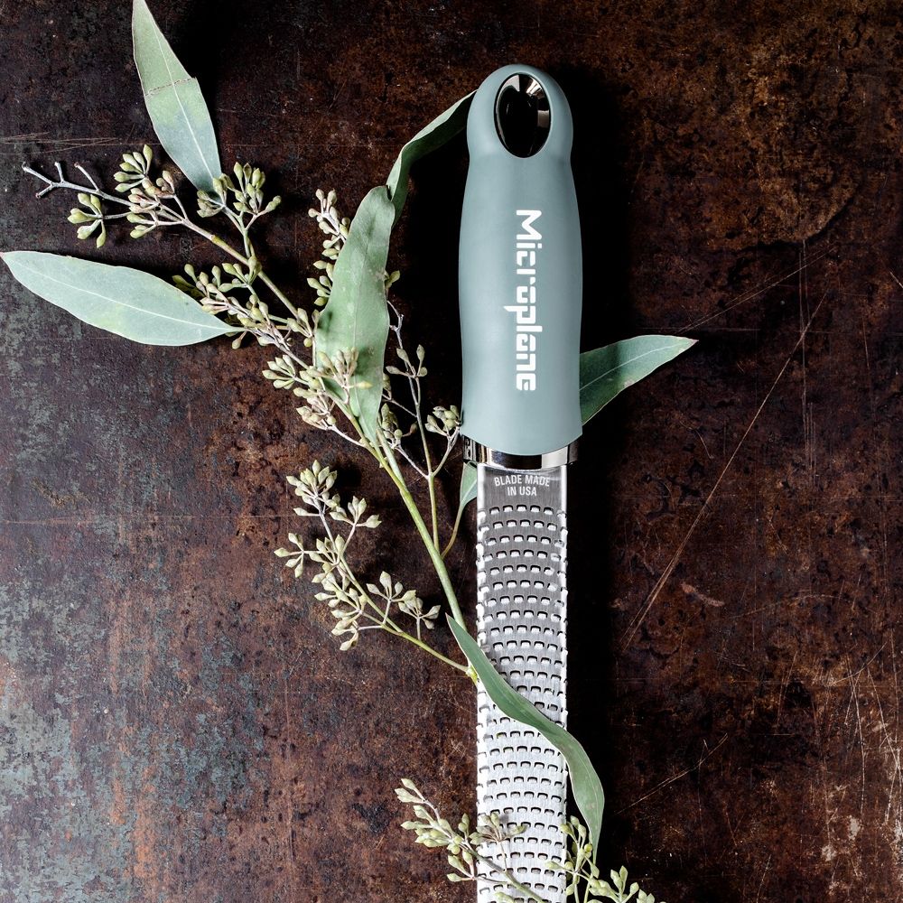 Microplane Premium Zester - Reibe, Eukalyptus Grün - grillstir.comMicroplane Premium Zester - Reibe, Eukalyptus GrünMicroplanegrillstir.com46727