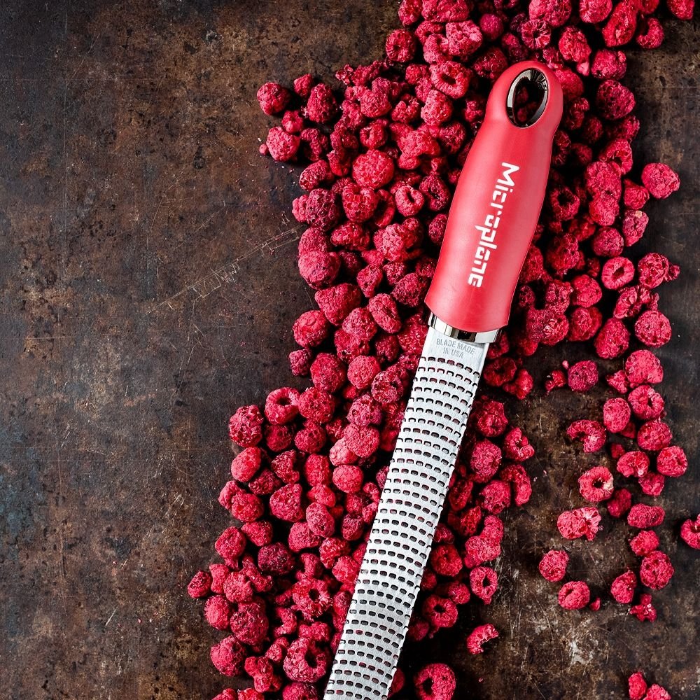 Microplane Premium Zester - Reibe, Granatapfelrot - grillstir.comMicroplane Premium Zester - Reibe, GranatapfelrotMicroplanegrillstir.com46127