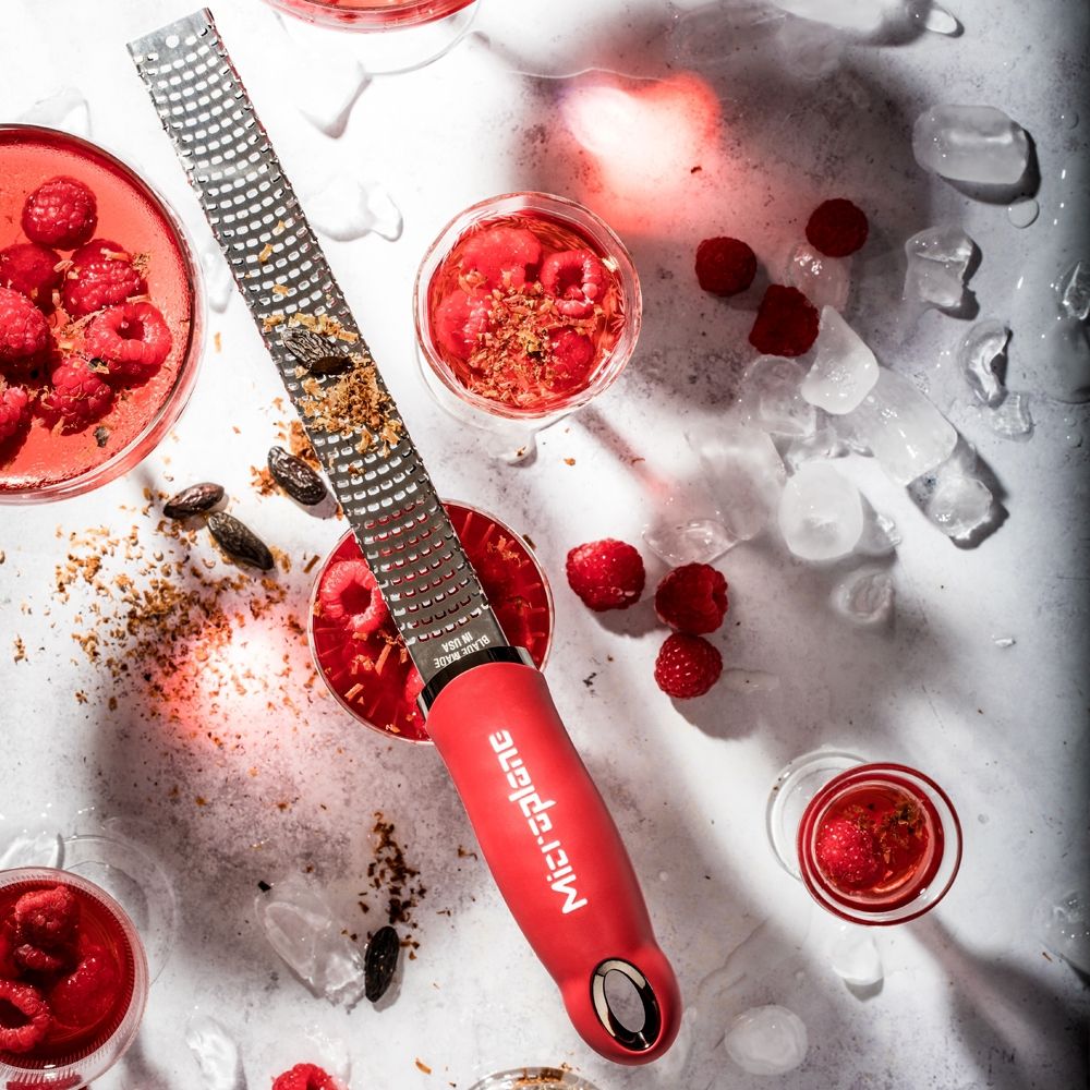 Microplane Premium Zester - Reibe, Granatapfelrot - grillstir.comMicroplane Premium Zester - Reibe, GranatapfelrotMicroplanegrillstir.com46127
