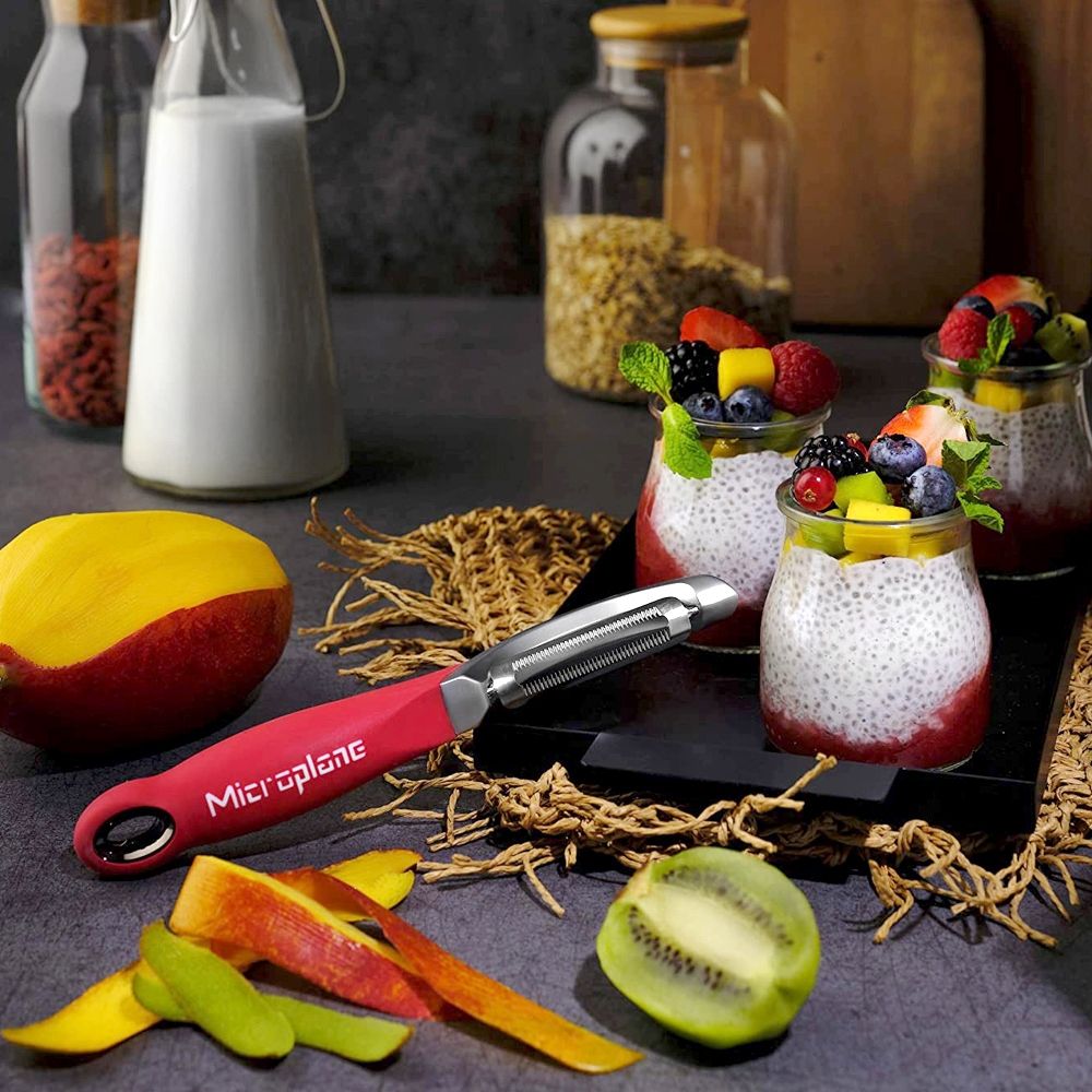 Microplane Profischäler mit gezahnter Doppelklinge - grillstir.comMicroplane Profischäler mit gezahnter DoppelklingeMicroplanegrillstir.com48192