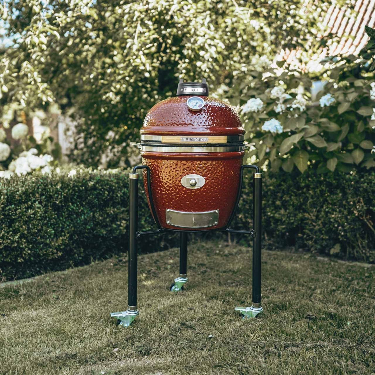 Monolith Junior Pro 2.0 – ROT mit Gestell - grillstir.comMonolith Junior Pro 2.0 – ROT mit GestellMonolithgrillstir.com121021 - REDM4260444583460
