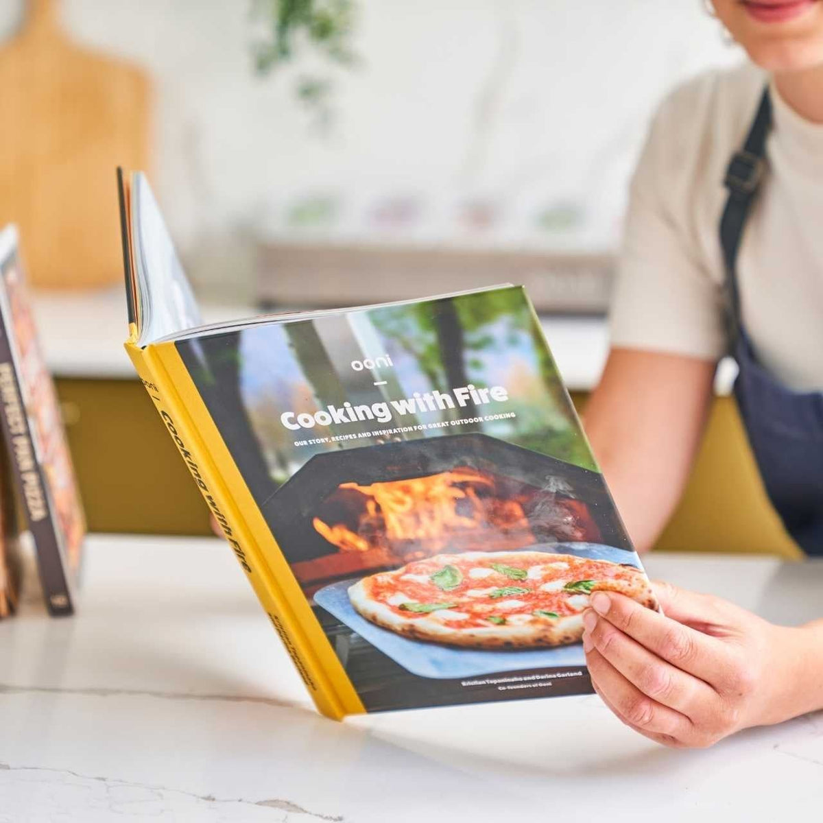 Ooni Pizza - Kochbuch "Cooking with Fire" - grillstir.comOoni Pizza - Kochbuch "Cooking with Fire"Oonigrillstir.comUU - P062009781527232686