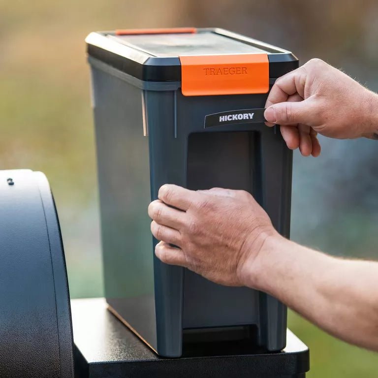 Traeger Pelletbehälter mit Deckel Staydry™ - grillstir.comTraeger Pelletbehälter mit Deckel Staydry™Traegergrillstir.com