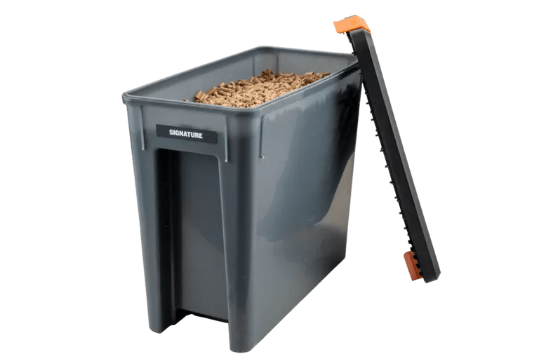 Traeger Pelletbehälter mit Deckel Staydry™ - grillstir.comTraeger Pelletbehälter mit Deckel Staydry™Traegergrillstir.com