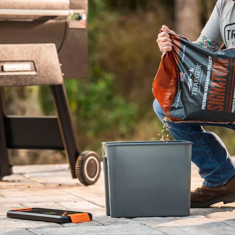 Traeger Pelletbehälter mit Deckel Staydry™ - grillstir.comTraeger Pelletbehälter mit Deckel Staydry™Traegergrillstir.com