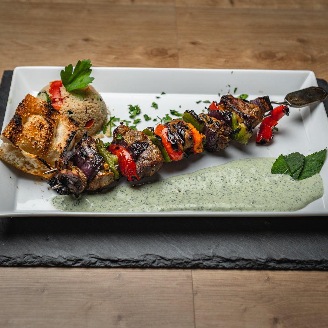 Rezept: Shish Kebab (Lamm) mit Minzquark und Couscoussalat - grillstir.com