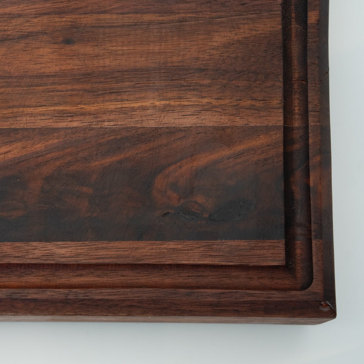 BABOSSA | Nussbaum Schneidebrett XL | Naturkante | Saftrille | 70x40x6 cm - grillstir.comBABOSSA | Nussbaum Schneidebrett XL | Naturkante | Saftrille | 70x40x6 cmHolzbrettBABOSSAgrillstir.com