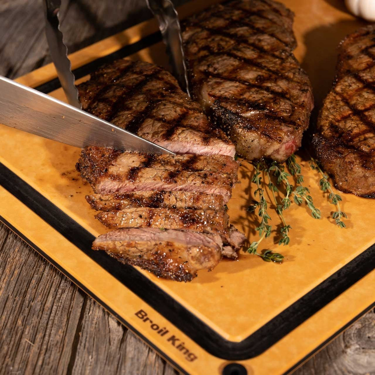Broil King Schneidebrett, Holzfaser - grillstir.comBroil King Schneidebrett, HolzfaserBroil Kinggrillstir.com684220062703684222