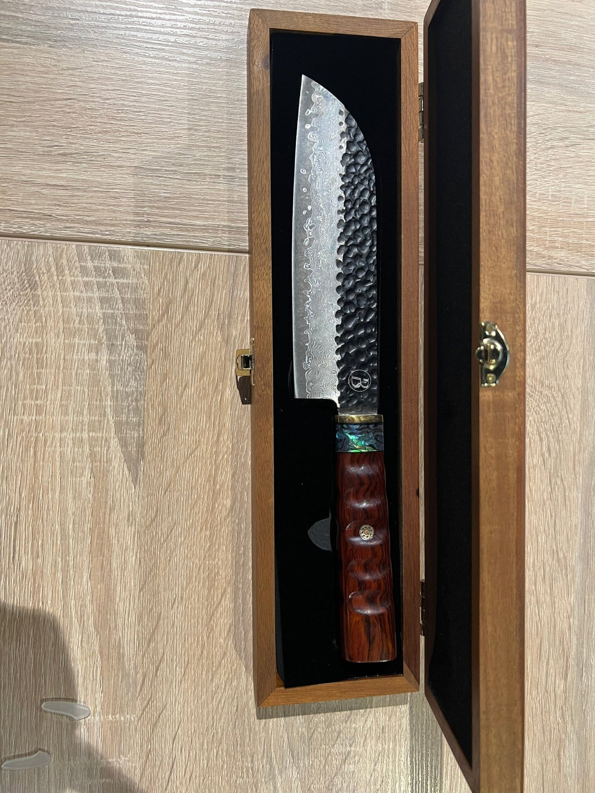 Heritage Santoku mit Griff aus Wüsteneisenholz - grillstir.comHeritage Santoku mit Griff aus WüsteneisenholzMesserBABOSSAgrillstir.com
