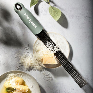 Microplane Premium Zester - Reibe, Eukalyptus Grün - grillstir.comMicroplane Premium Zester - Reibe, Eukalyptus GrünMicroplanegrillstir.com46727