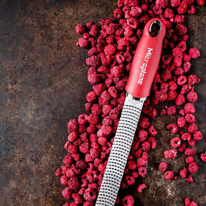 Microplane Premium Zester - Reibe, Granatapfelrot - grillstir.comMicroplane Premium Zester - Reibe, GranatapfelrotMicroplanegrillstir.com46127