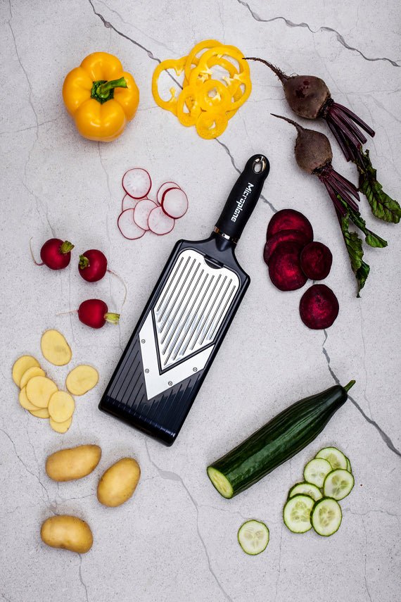 Microplane Verstellbarer V - Hobel mit Julienneklingen - Einsatz - grillstir.comMicroplane Verstellbarer V - Hobel mit Julienneklingen - EinsatzMicroplanegrillstir.com48940