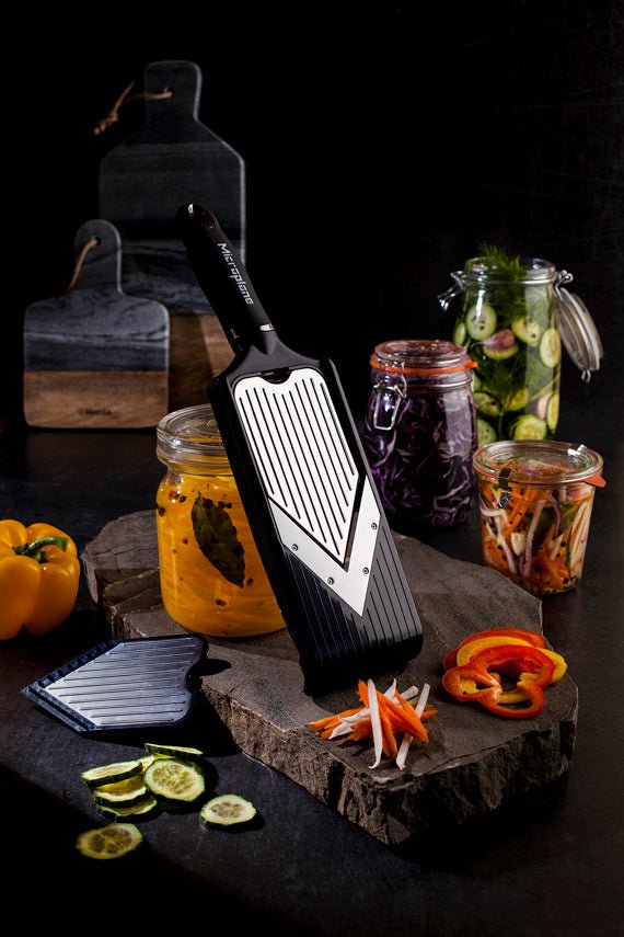 Microplane Verstellbarer V - Hobel mit Julienneklingen - Einsatz - grillstir.comMicroplane Verstellbarer V - Hobel mit Julienneklingen - EinsatzMicroplanegrillstir.com48940