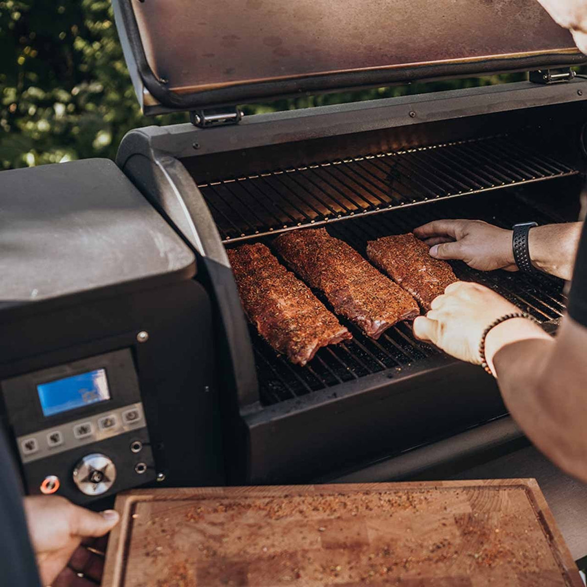 Moesta Sheriff Pelletgrill, inkl. Ablagebrett PaperPlank schwarz & Halterungen, 66 x 44 cm Grillfläche - grillstir.comMoesta Sheriff Pelletgrill, inkl. Ablagebrett PaperPlank schwarz & Halterungen, 66 x 44 cm GrillflächeMoestagrillstir.com198834260664772552