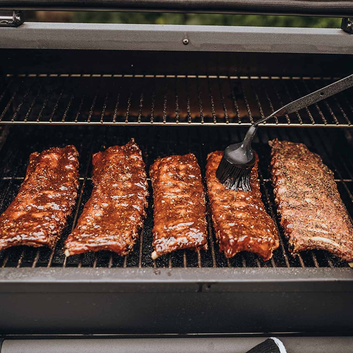 Moesta Sheriff Pelletgrill, inkl. Ablagebrett PaperPlank schwarz & Halterungen, 66 x 44 cm Grillfläche - grillstir.comMoesta Sheriff Pelletgrill, inkl. Ablagebrett PaperPlank schwarz & Halterungen, 66 x 44 cm GrillflächeMoestagrillstir.com198834260664772552
