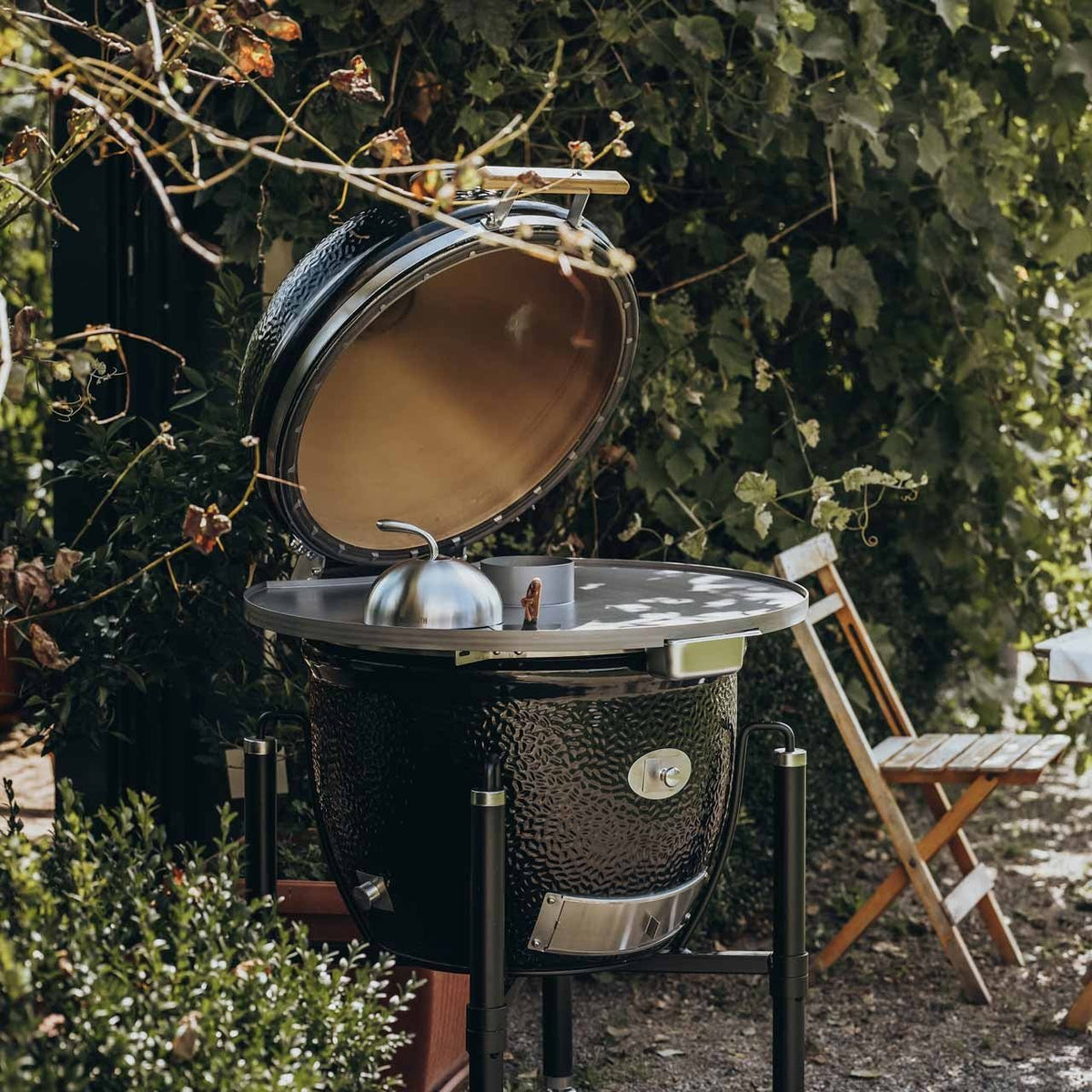 Monolith Basic inkl. Gestell und Seitentische, Schwarz - grillstir.comMonolith Basic inkl. Gestell und Seitentische, SchwarzMonolithgrillstir.com201000 - BASIC4260444581619