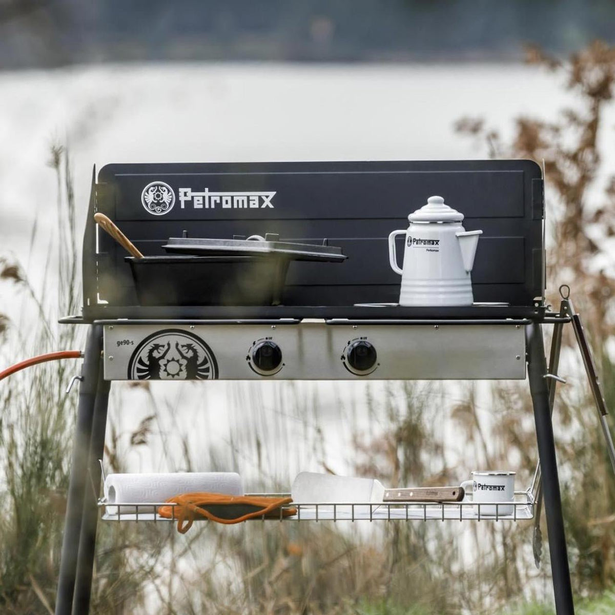 Petromax Ablagekorb für Feuertopf Tisch (85 cm Breite) - grillstir.comPetromax Ablagekorb für Feuertopf Tisch (85 cm Breite)Petromaxgrillstir.comtray904250435730836