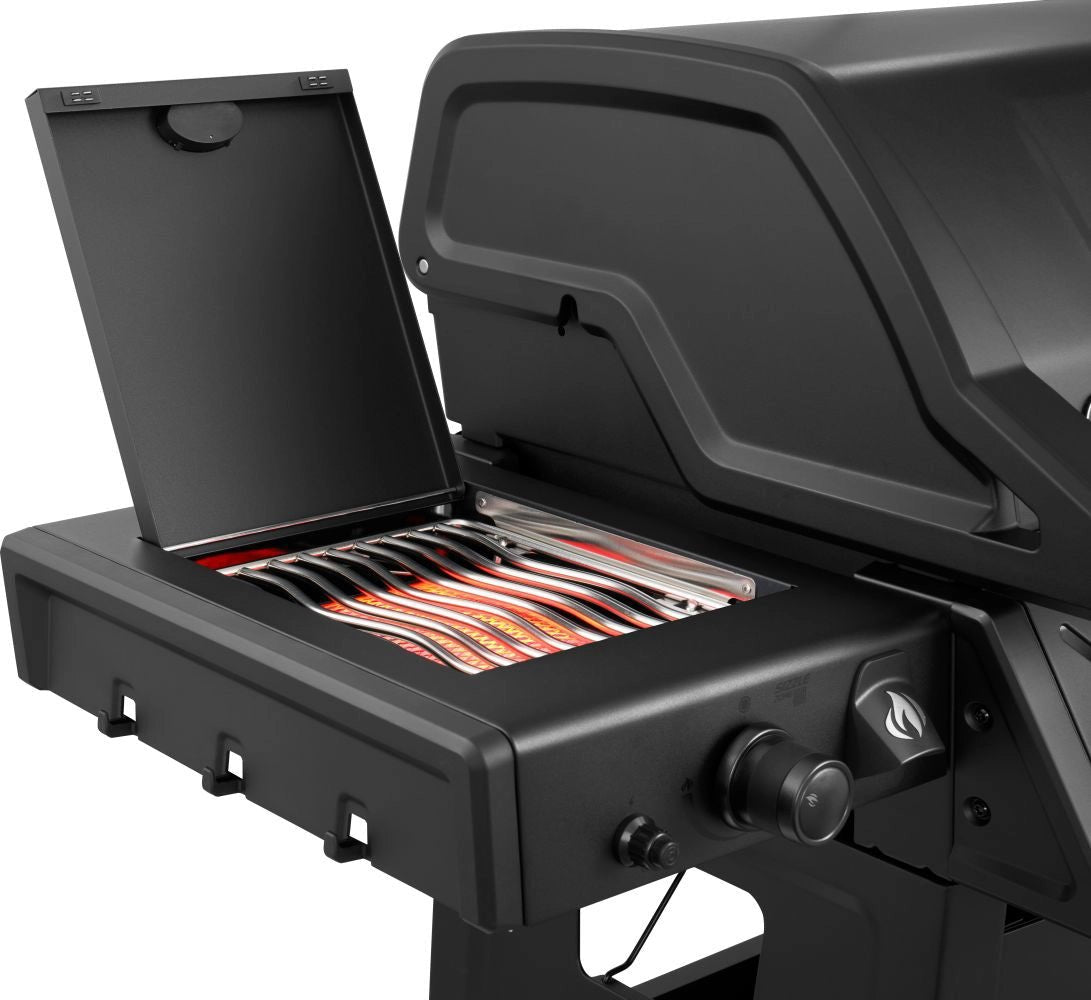 Phantom Freestyle PRO 425, mit Edelstahlrosten, Sizzle Zone und Tür, Mattschwarz | 2026 - grillstir.comPhantom Freestyle PRO 425, mit Edelstahlrosten, Sizzle Zone und Tür, Mattschwarz | 2026GrillNapoleongrillstir.com