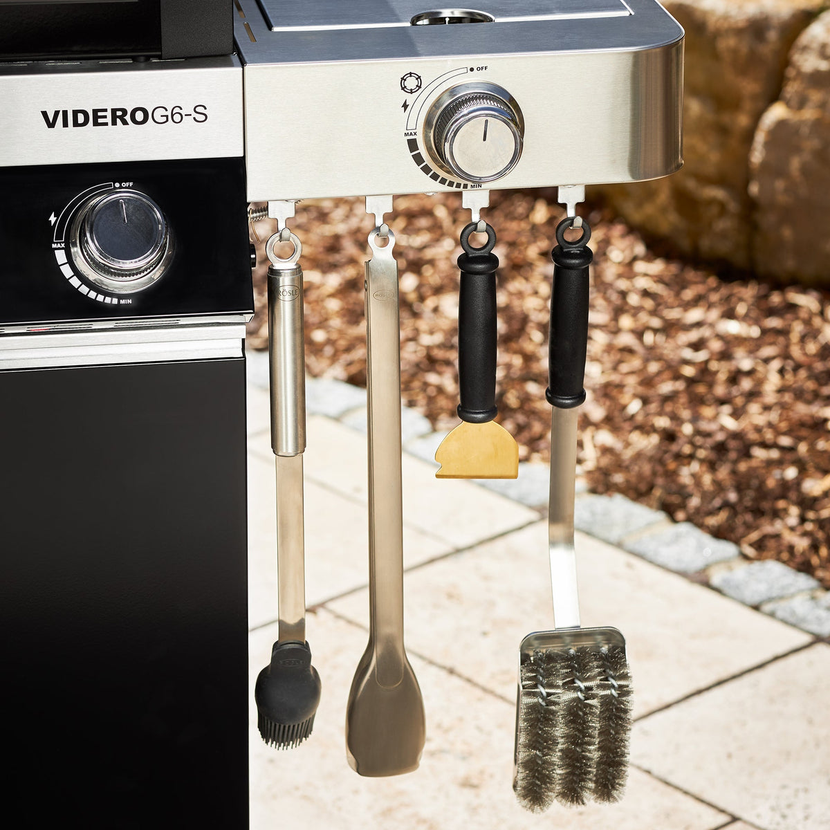 Rösle Gasgrill BBQ - Station VIDERO G6 - S Vario+ schwarz 50 mbar - grillstir.comRösle Gasgrill BBQ - Station VIDERO G6 - S Vario+ schwarz 50 mbarRöslegrillstir.com255274004293255273